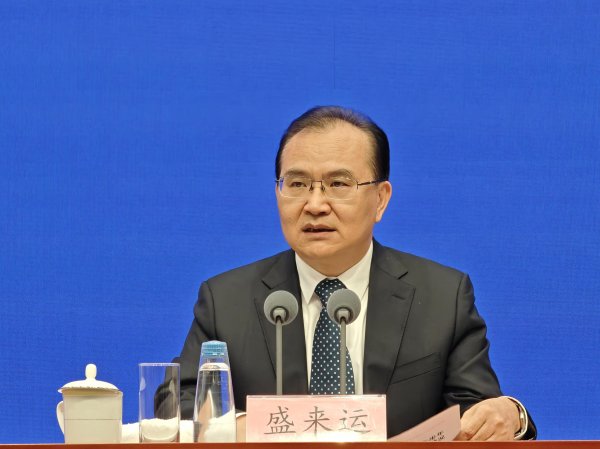 兴盛网  国家统计局：上半年经济运行的突出特点就是“稳”